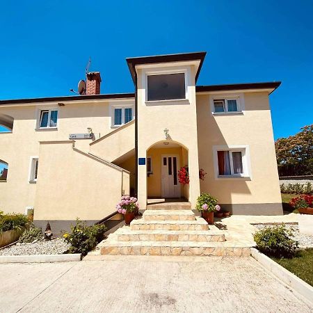 Apartman Luna Sveti Lovreč Pazenatički Kültér fotó