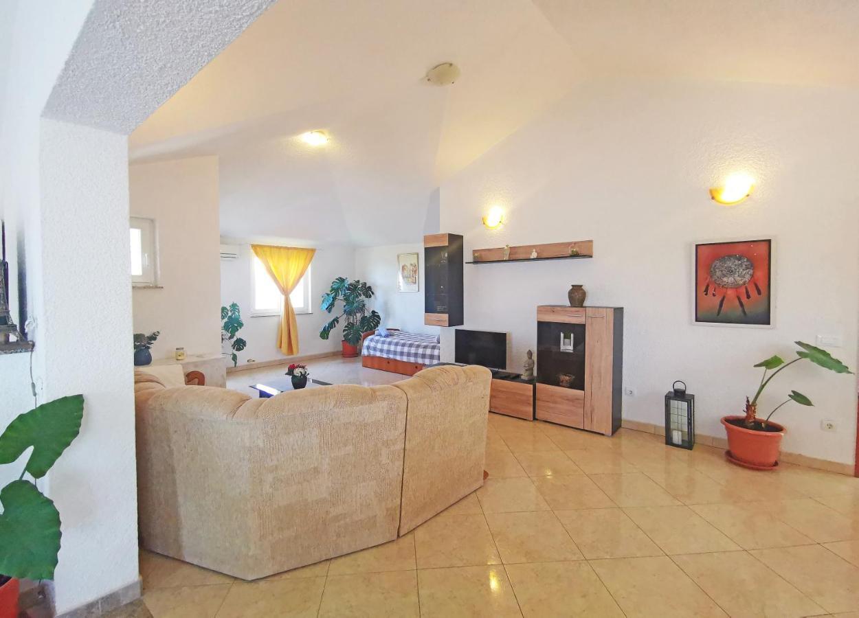 Apartman Luna Sveti Lovreč Pazenatički Kültér fotó